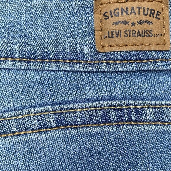 Signature Levi Strauss Cuffed Hem High Rise 3" Stretch Jean Shorts Size 14 32” - Picture 4 of 6